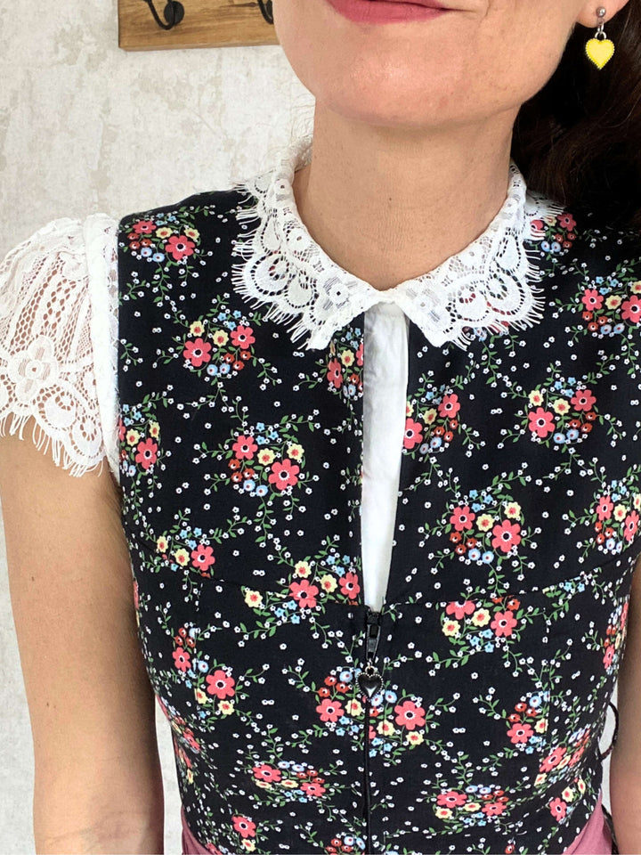 schwarzes Dirndl hochgeschlossen Blume