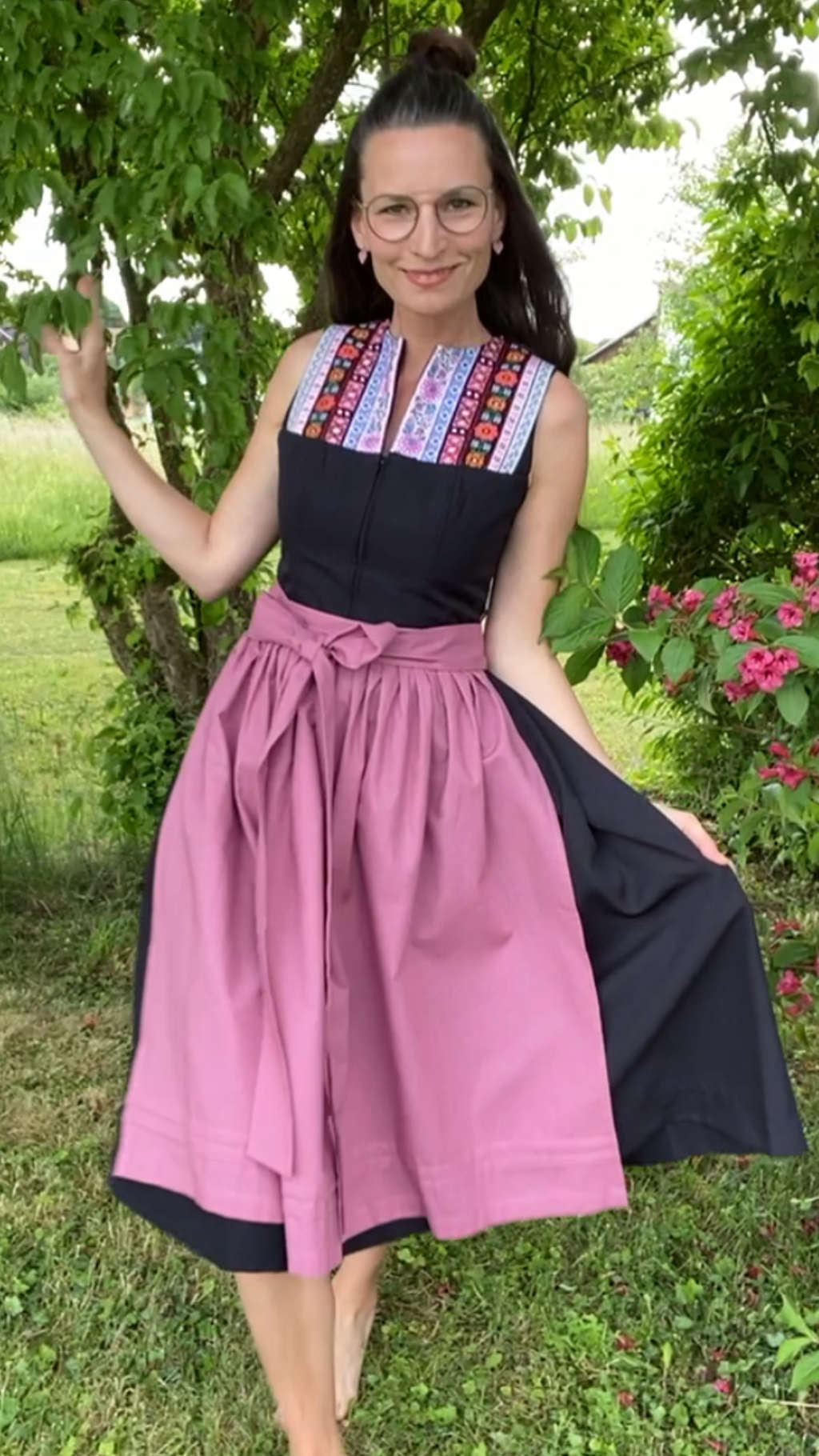 Schwarzes Dirndl lang bunte Bänder Herzblut Shop Niederbayern 