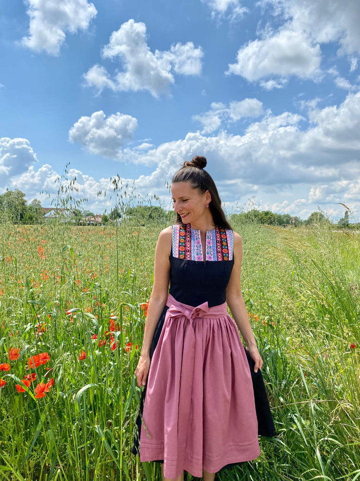 schwarzes Dirndl kaufen in Niederbayern herzblut Shop