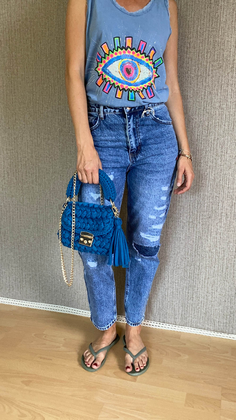 blaues Outfit Shirt, Häkeltasche und Jeans herzblut Shop Mode Niederbayern.