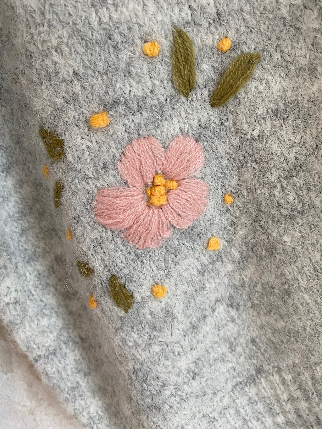 Handbestickte Wollblume Stickjacke in grau