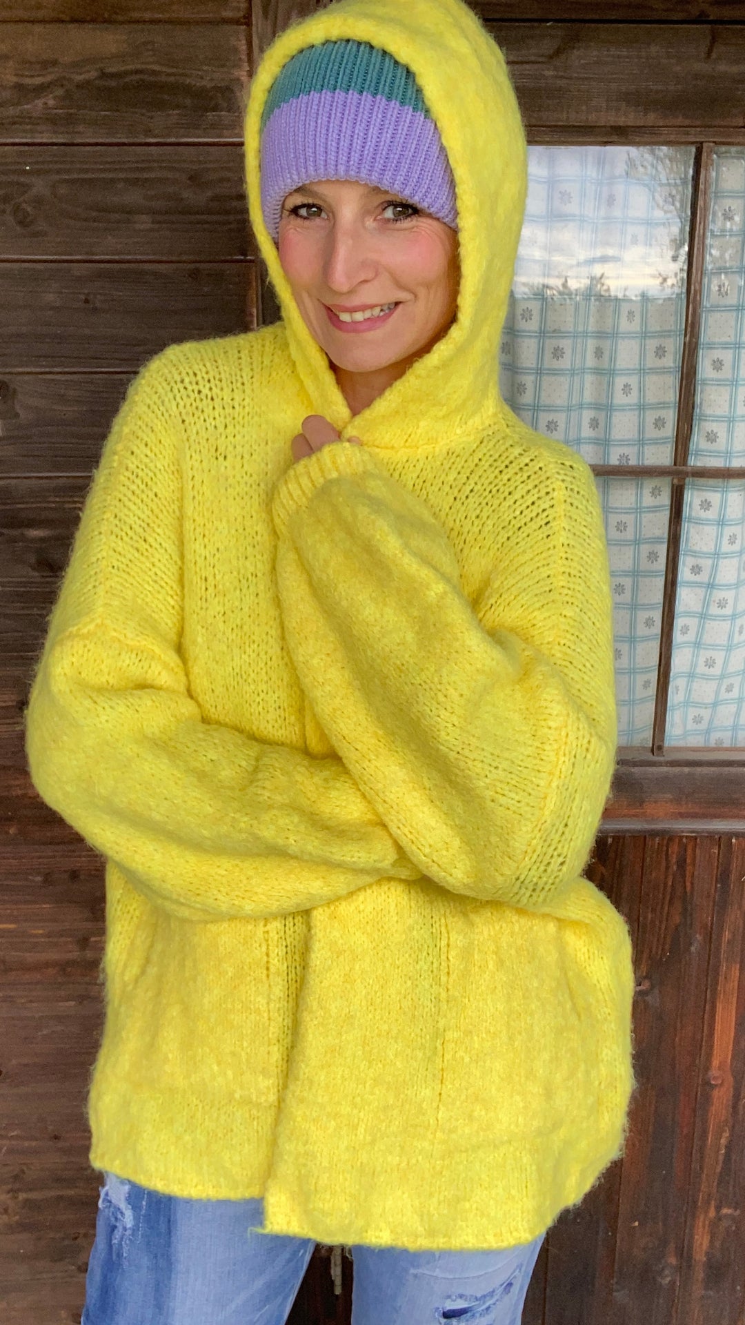 Super süße und sehr weiche Wolljacke mit Kapuze. Die Jacke ist lang geschnitten.