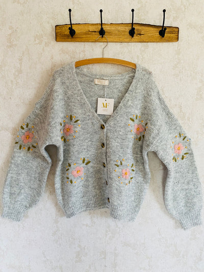 hellgraue Strickjacke bestickt mit Blumen 