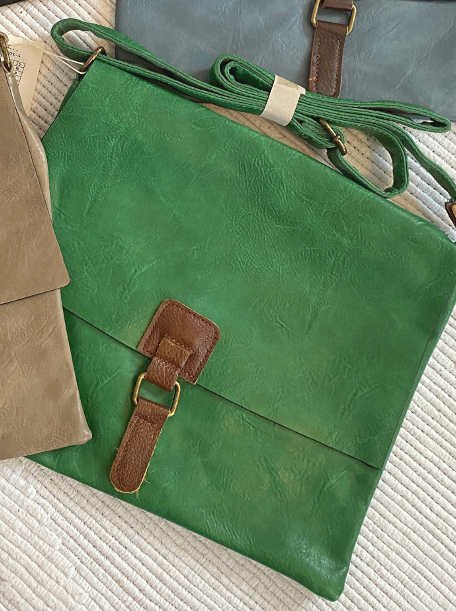 Tasche grün mit Schnalle zum Umhängen