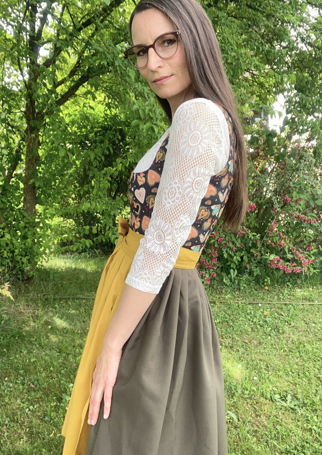 Gelbe Schürze, Tattoo Dirndl