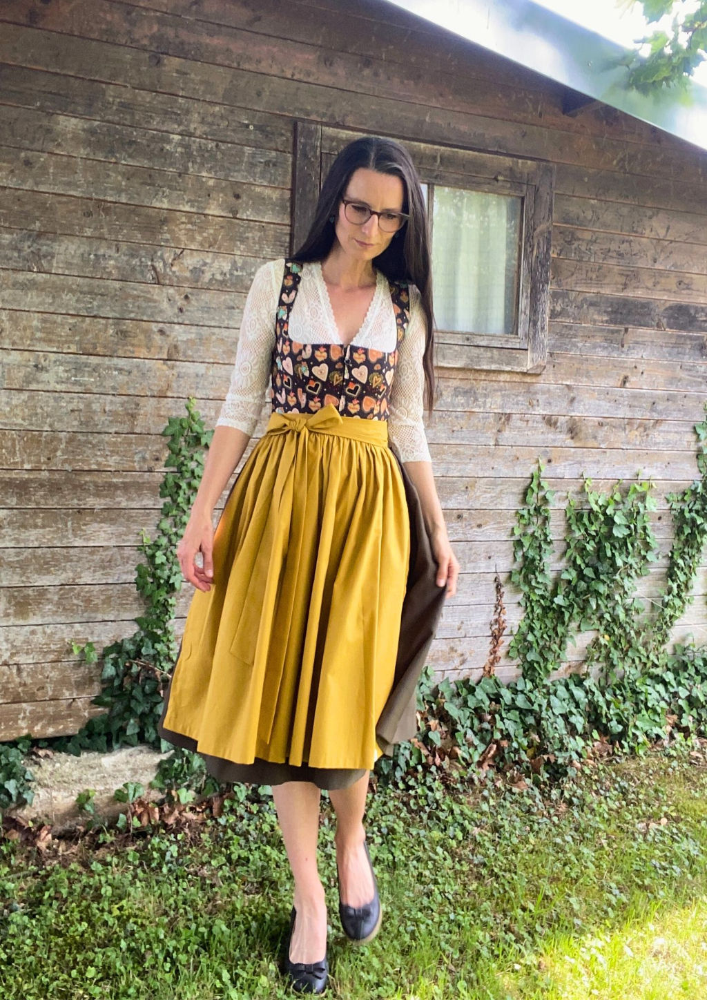Olivgrünes Dirndl mit Muster