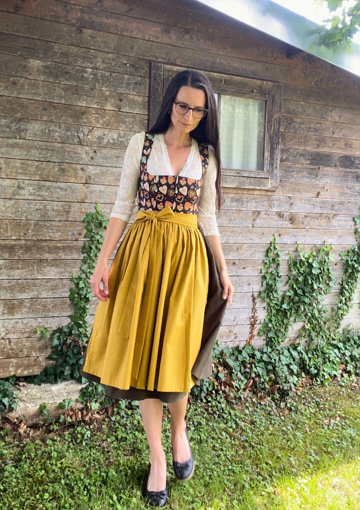 Olivgrünes Dirndl mit Muster