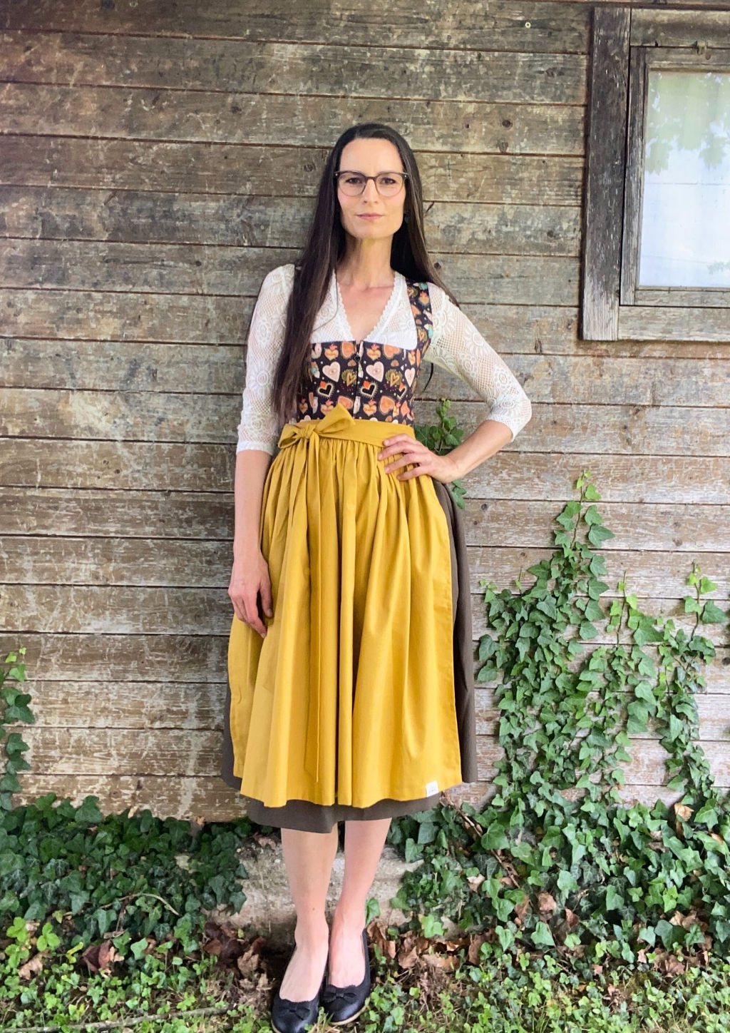 Oliv Dirndl mit Tattoo Look