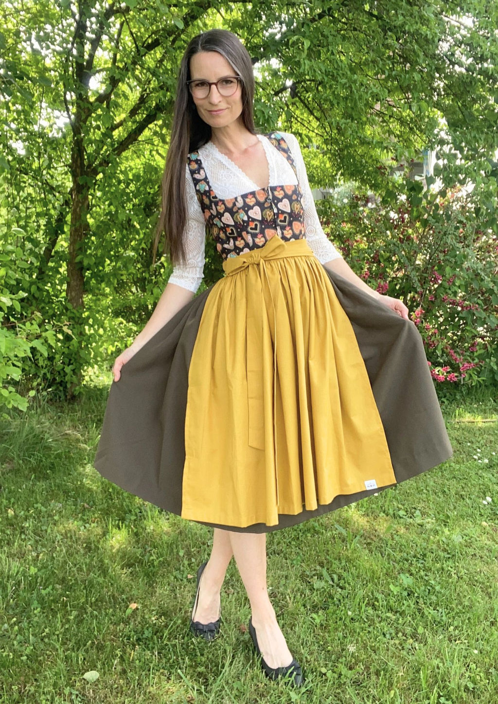Modernes Dirndl im Tattoo-Stil