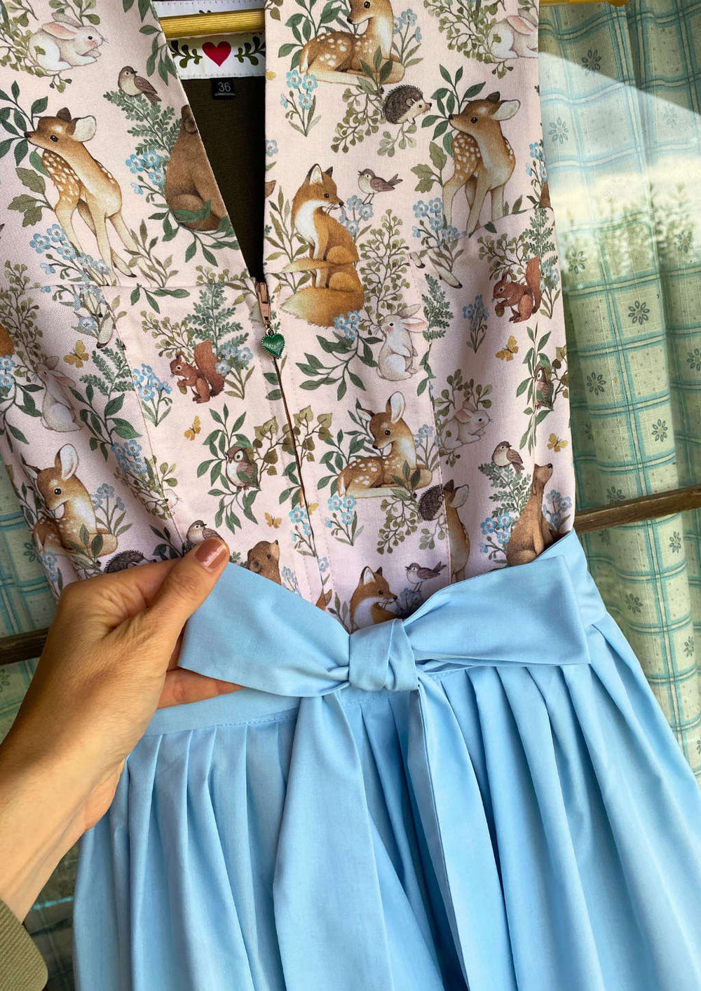 Dirndlschürze in hellblau Rehkitz Dirndl