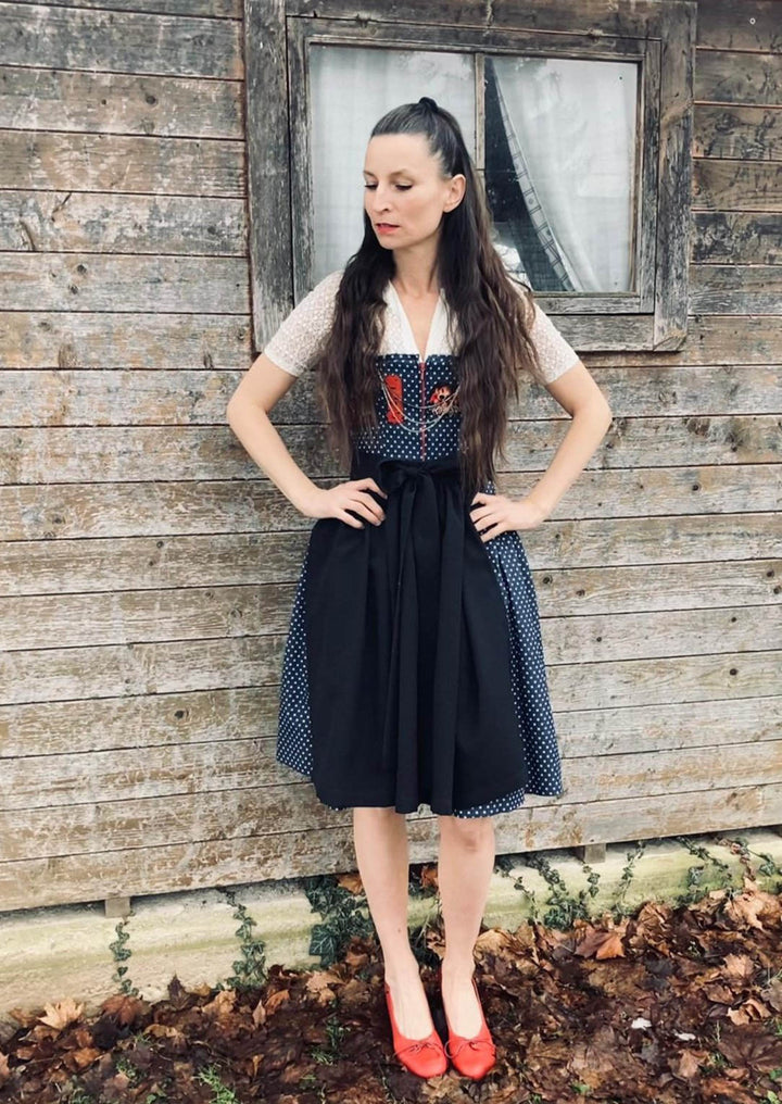 Außergewöhnliches Dirndl Jeans mit Totenkopf, mein herzblut online Shop Niederbayern