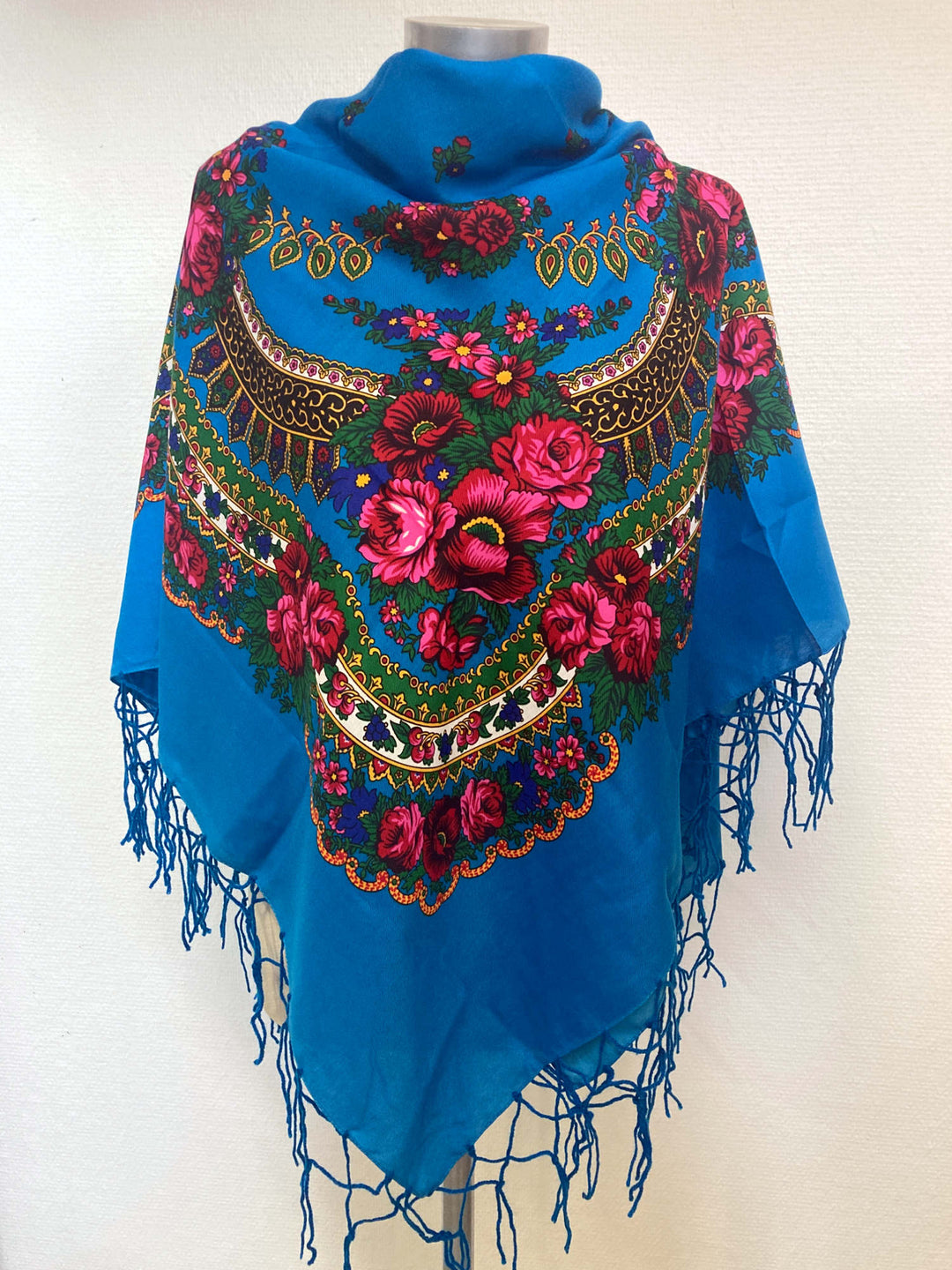 Folklore Tuch in blau mit schönen Rosenmuster