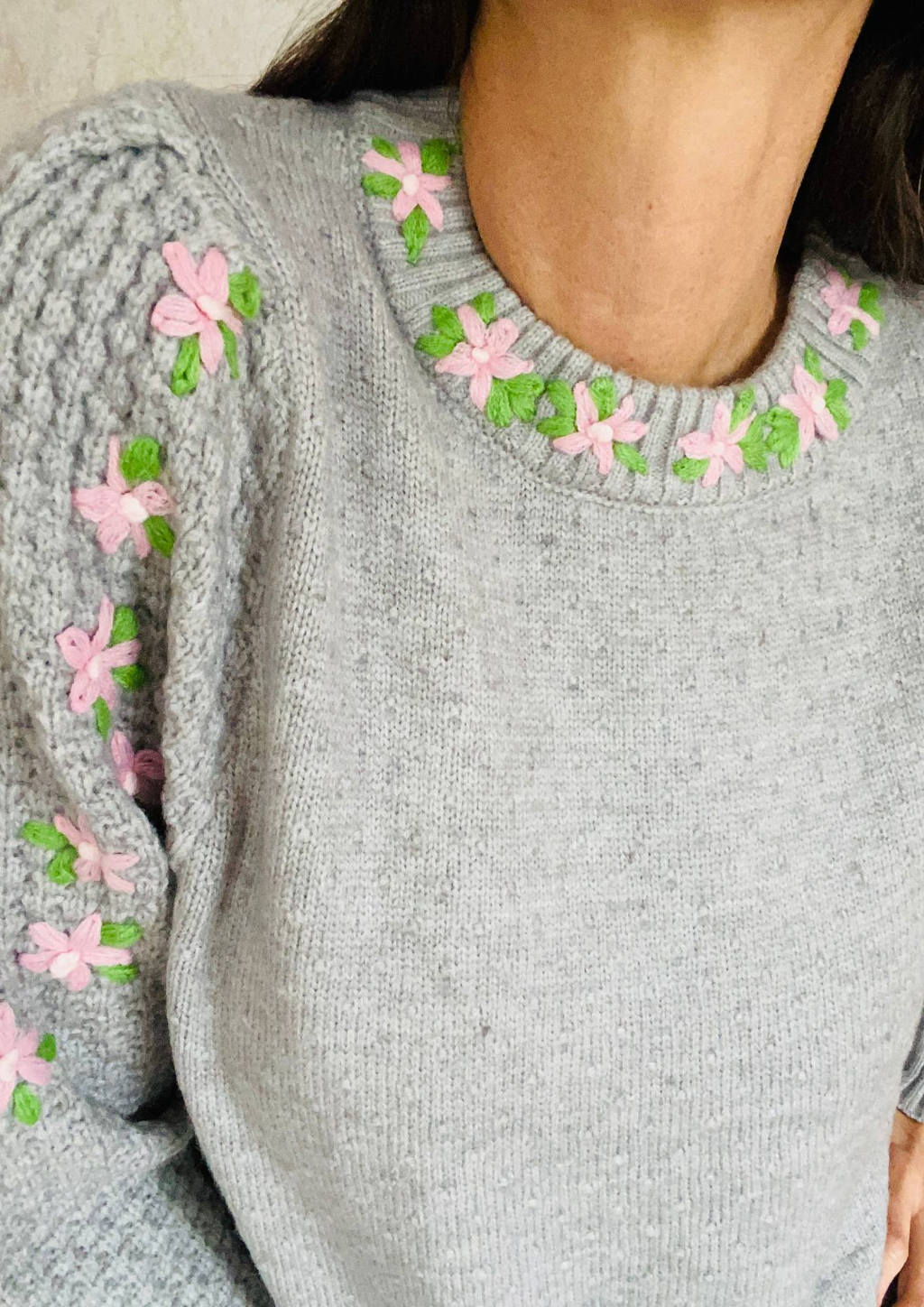 Strickkunst Pullover günstig mit handbestickten Details