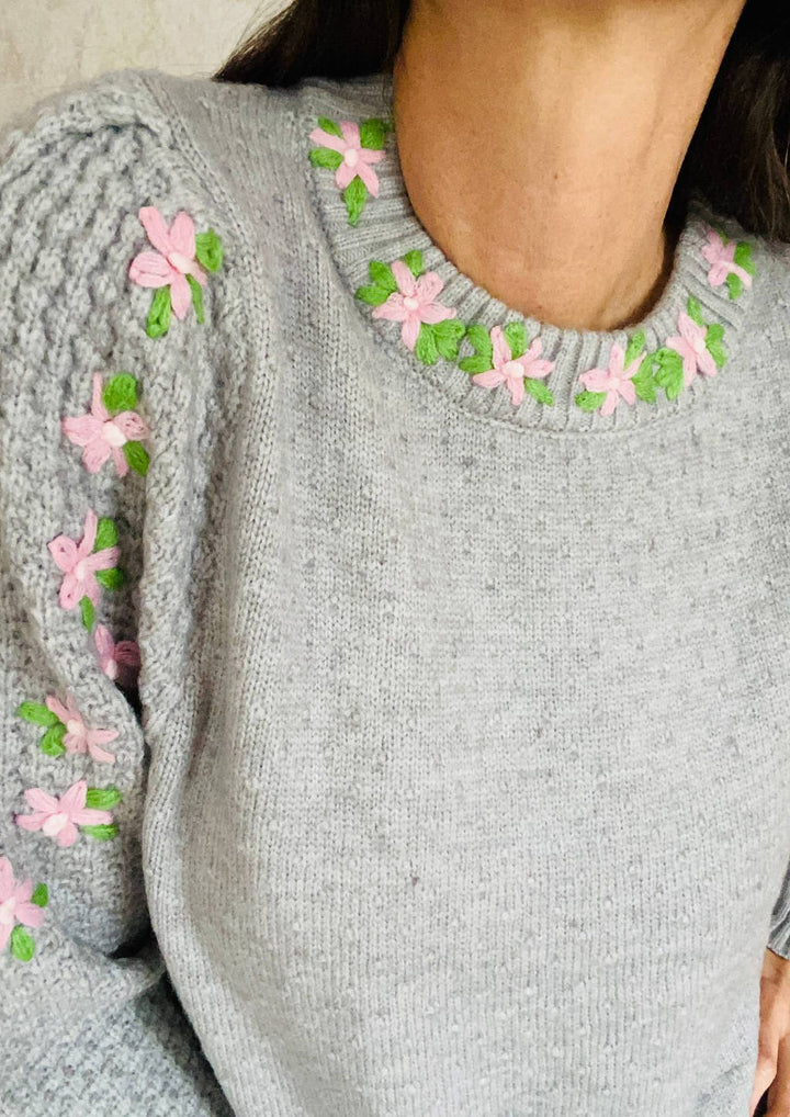 Strickkunst Pullover günstig mit handbestickten Details