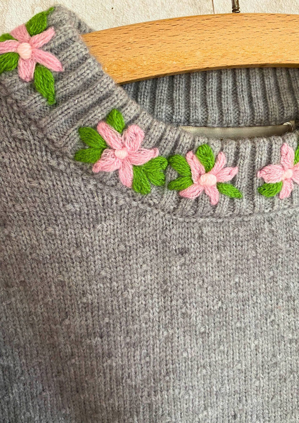 Handbestickter Pullover für Damen im Trachtenstil 