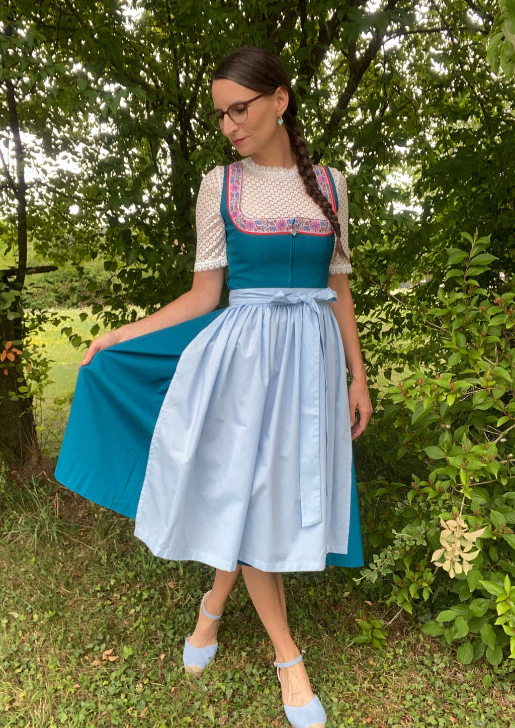 Dirndl mit hellblauer Schürze
