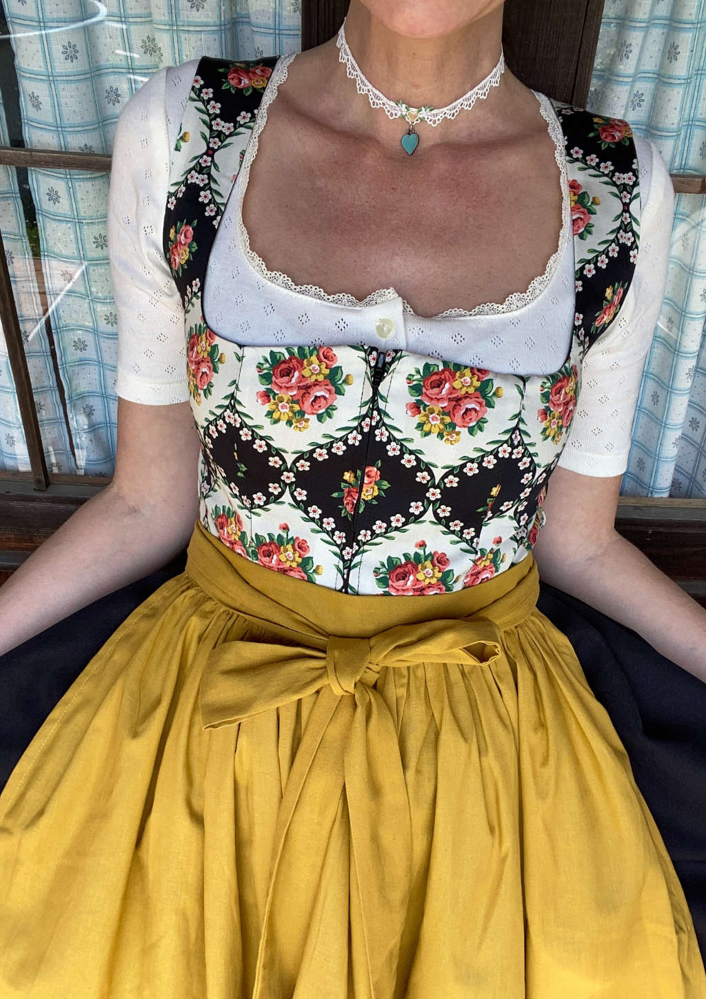 Retro ausgfallene Rosendirndl Vintage Farben kaufen mein herzblut Niederbayern 