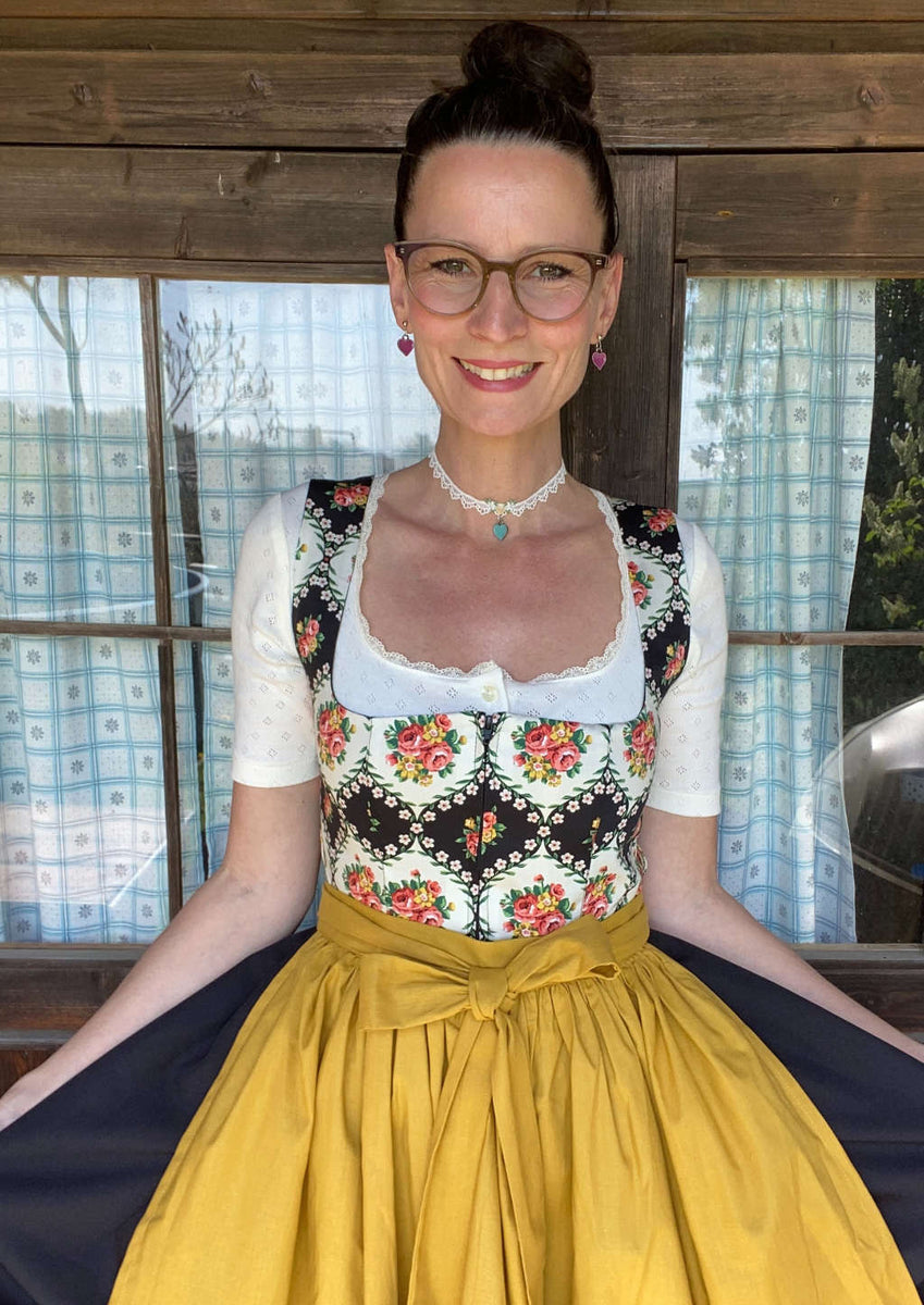 Ausgefallenes Rosendirndl mit gelber Schürze