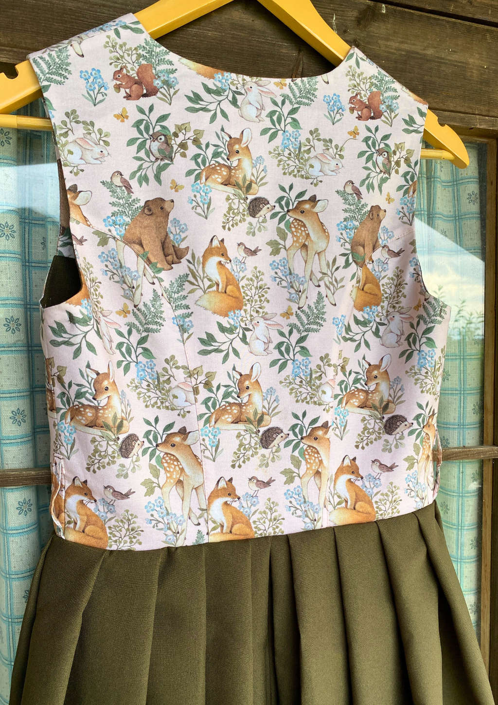 Rückseite vom Waldzauber Dirndl mit Rehkitz bedruckt