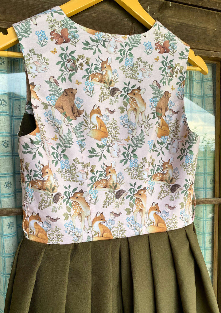 Rückseite vom Waldzauber Dirndl mit Rehkitz bedruckt