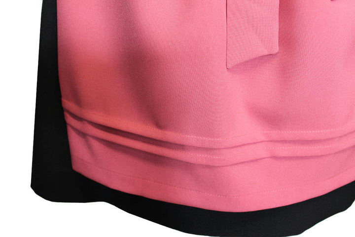 Dirndl schwarz mit altrosa Schürze mit Ziernähten.