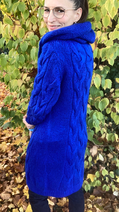 Zopfmuster Strickjacke für Damen mit Kapuze in knalligem Blau. 