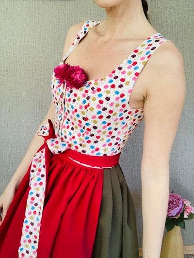 Damen Dirndl-Kleid mit roter Schürze und vintage Design