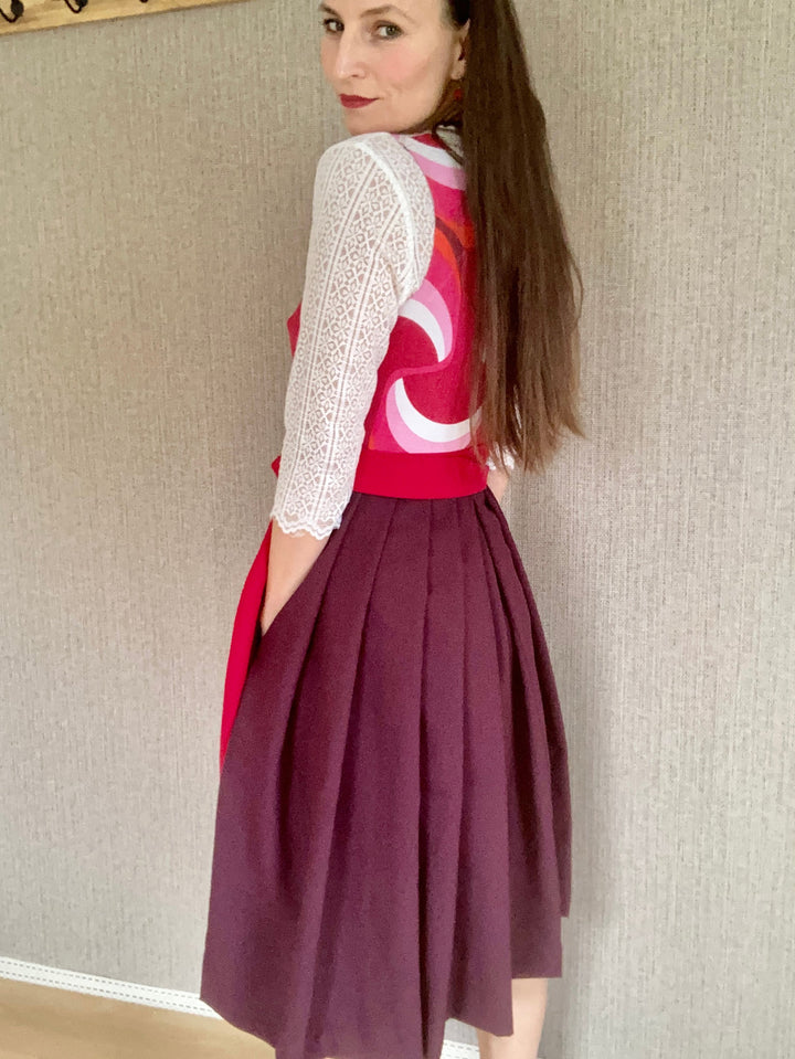 In Falten gelegtes Dirndl mit lila Rock