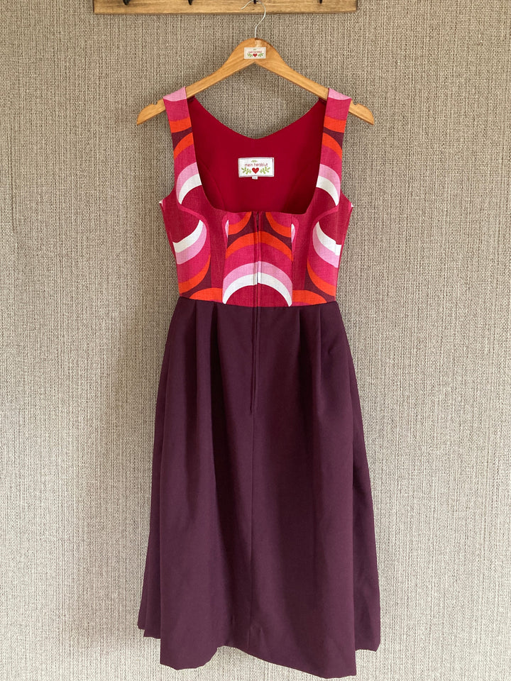 Dirndl ohne roter Schürze