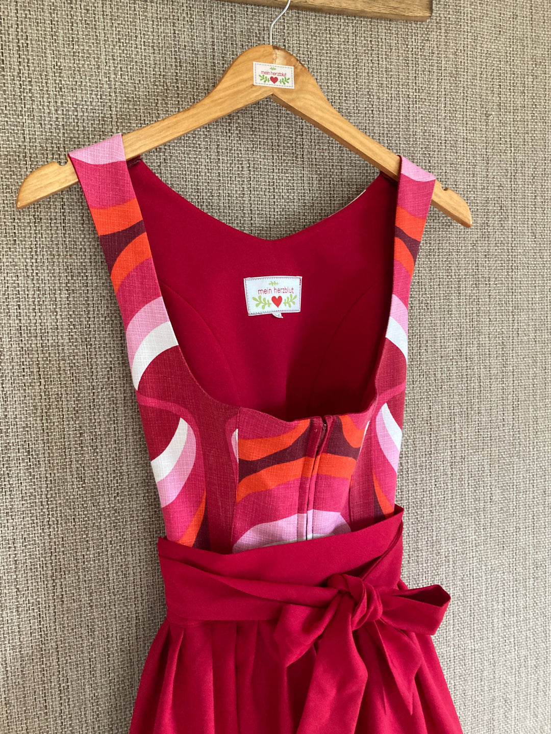 mein herzblut dirndl in rot weiß orange retro farben 