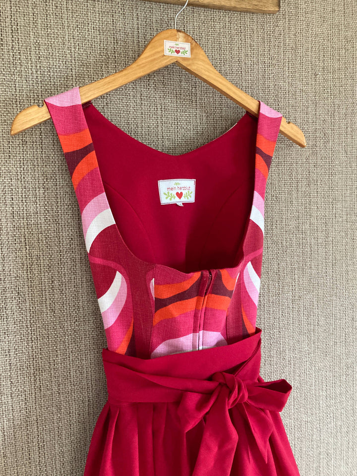 mein herzblut dirndl in rot weiß orange retro farben 