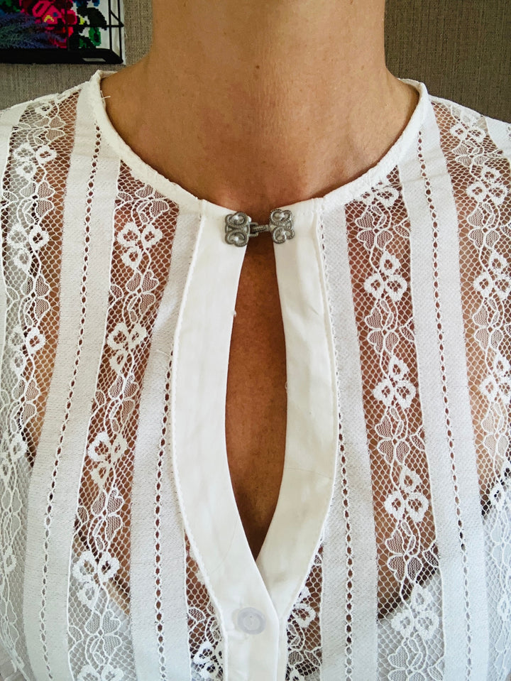 Dirndl blouse with clasp
