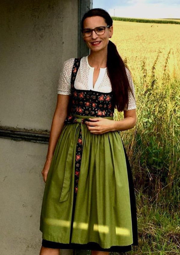 schwarzes Dirndl mit grüner Schürze
