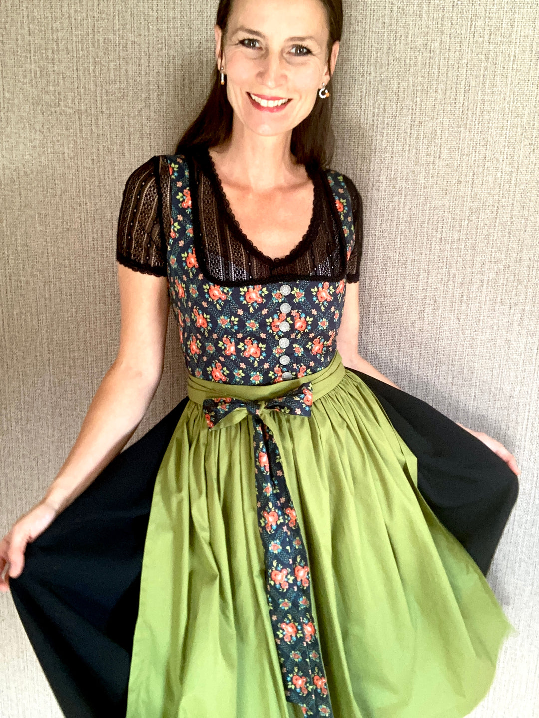 Dirndl mit schwarzer Spitzenbluse Folklore