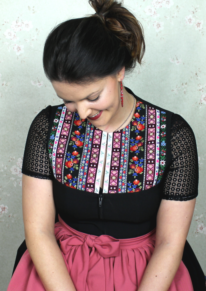 Ausgefallenes Retro-Dirndl von mein herzblut Shop mit bunten Bändern verziert