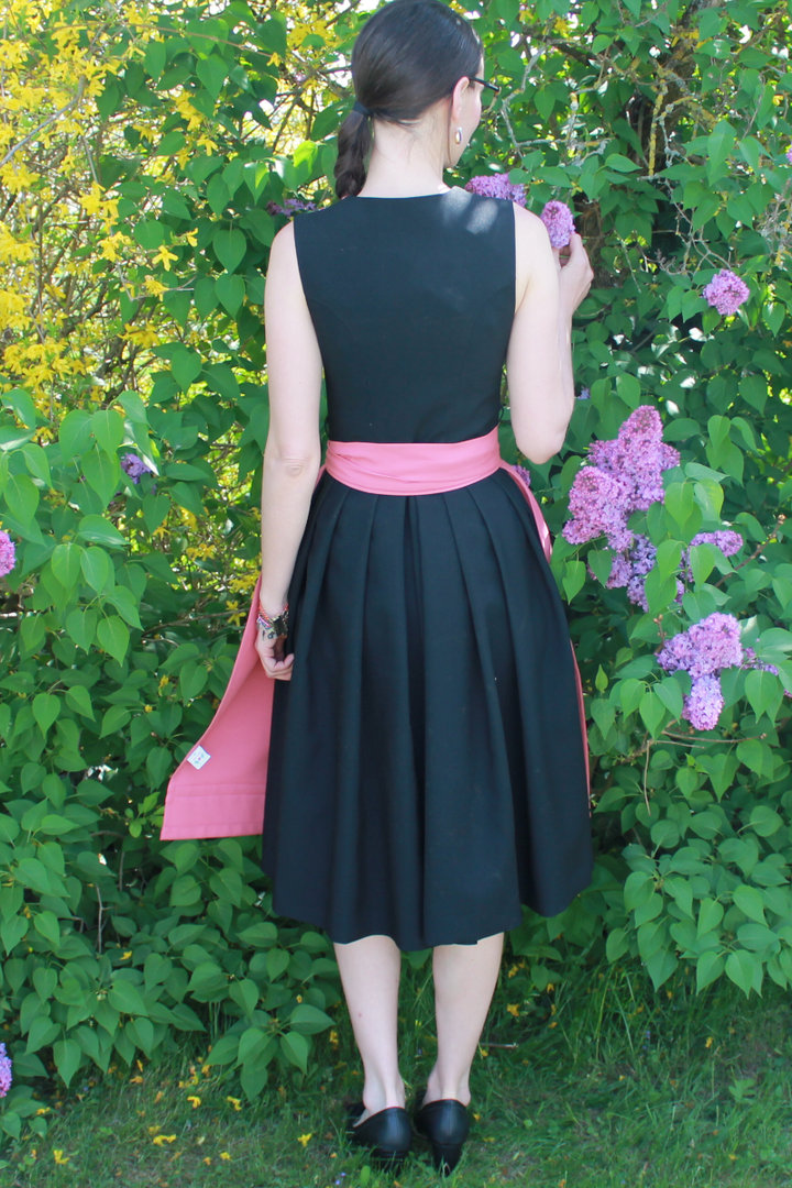 Dirndl mit altrosa Schürze im Retro &amp; Vintage Stil.
