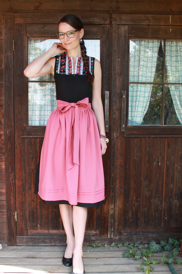 Altrosa Schürze zum Retro-Dirndl im ausgefallenen Stil von Herzblut Niederbayern.