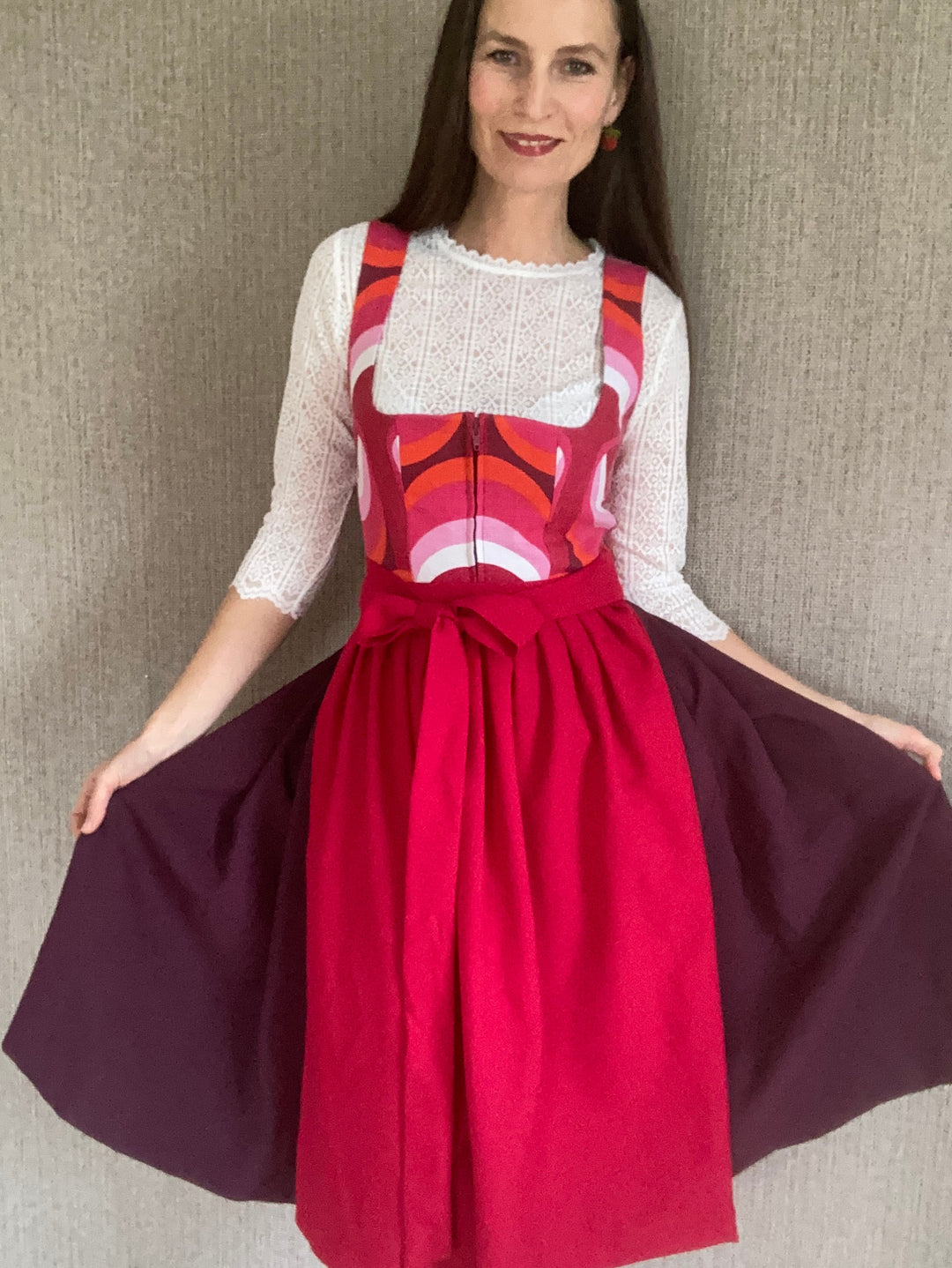 Dirndl mit Reißverschluss in dunkelrot und pink retro Farben 