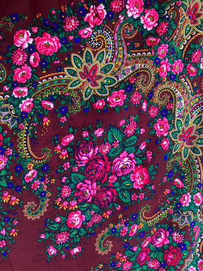 Folkloremuster mit Blumen russischer Stil Kopftuch und Halstuch mit großen Blumen.
