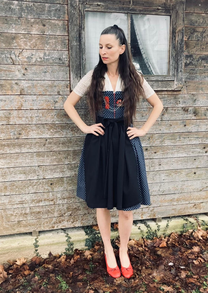 christina kronawitter vor holz hütte