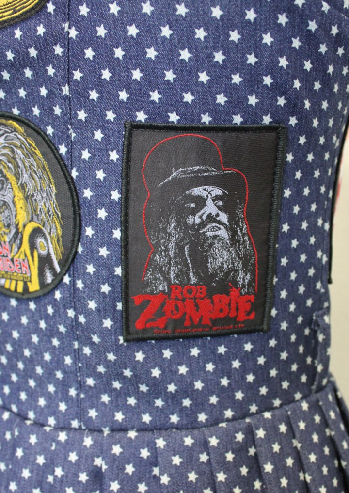 Hier das Detail von Rob Zomie der Aufnäher in schwarz rotder an der rechten Rückseite des Dirndls aufgenäht wurde.