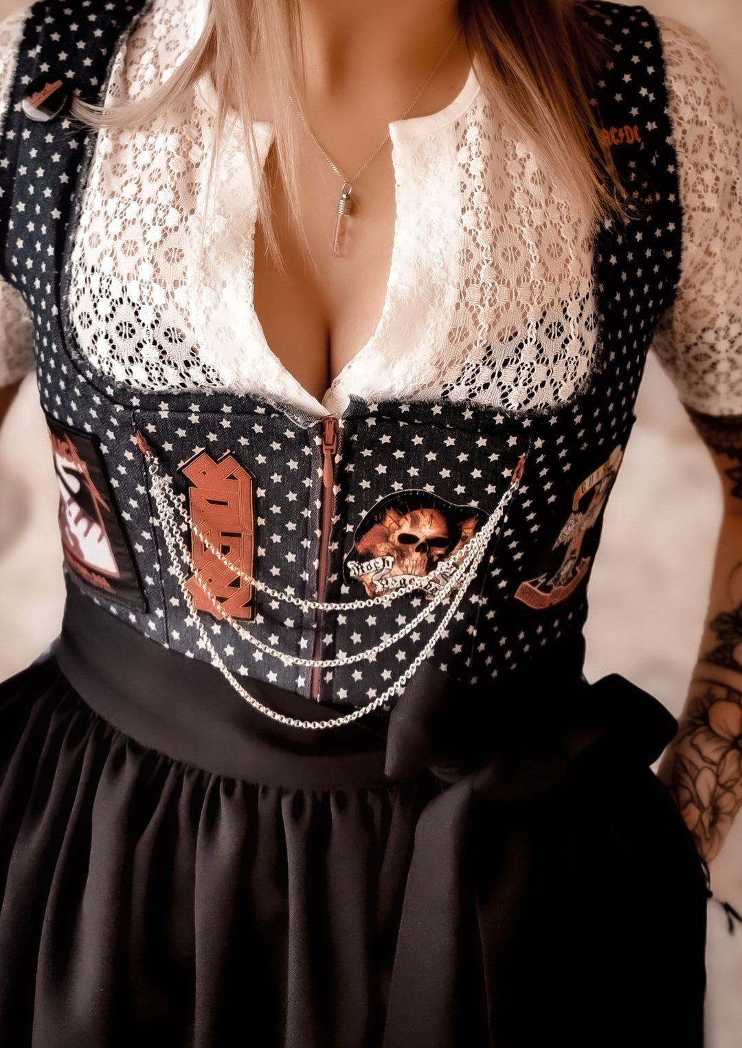 Dirndl mit Retro Jeansstoff Sternen in dunkelblau mit schwarzer Schürze