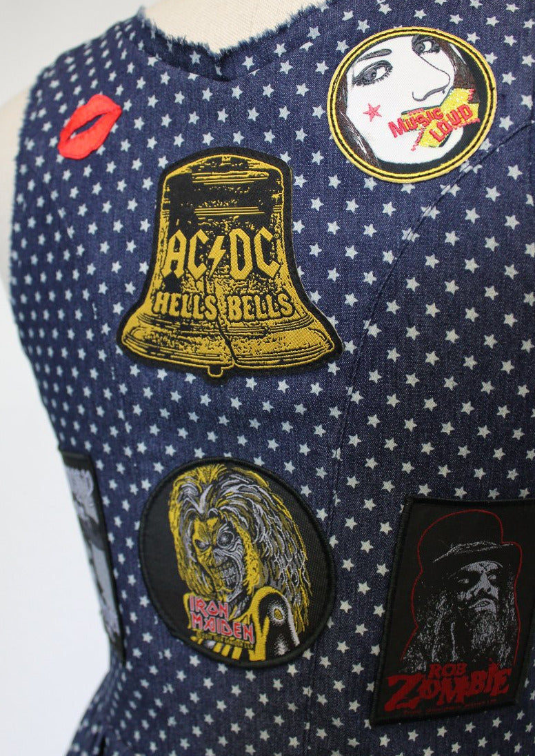 Rückenansicht mit detaillierter Ansicht der Patches. Iron Maiden, ACDC und Rob Zombie