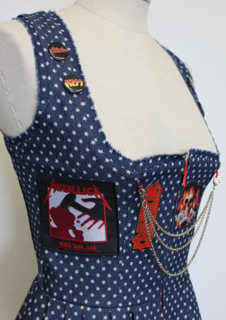 Seitenansicht des Dirndls ohne Schürze mit Aufnähern von Metallica, Kreator und Kiss Button.