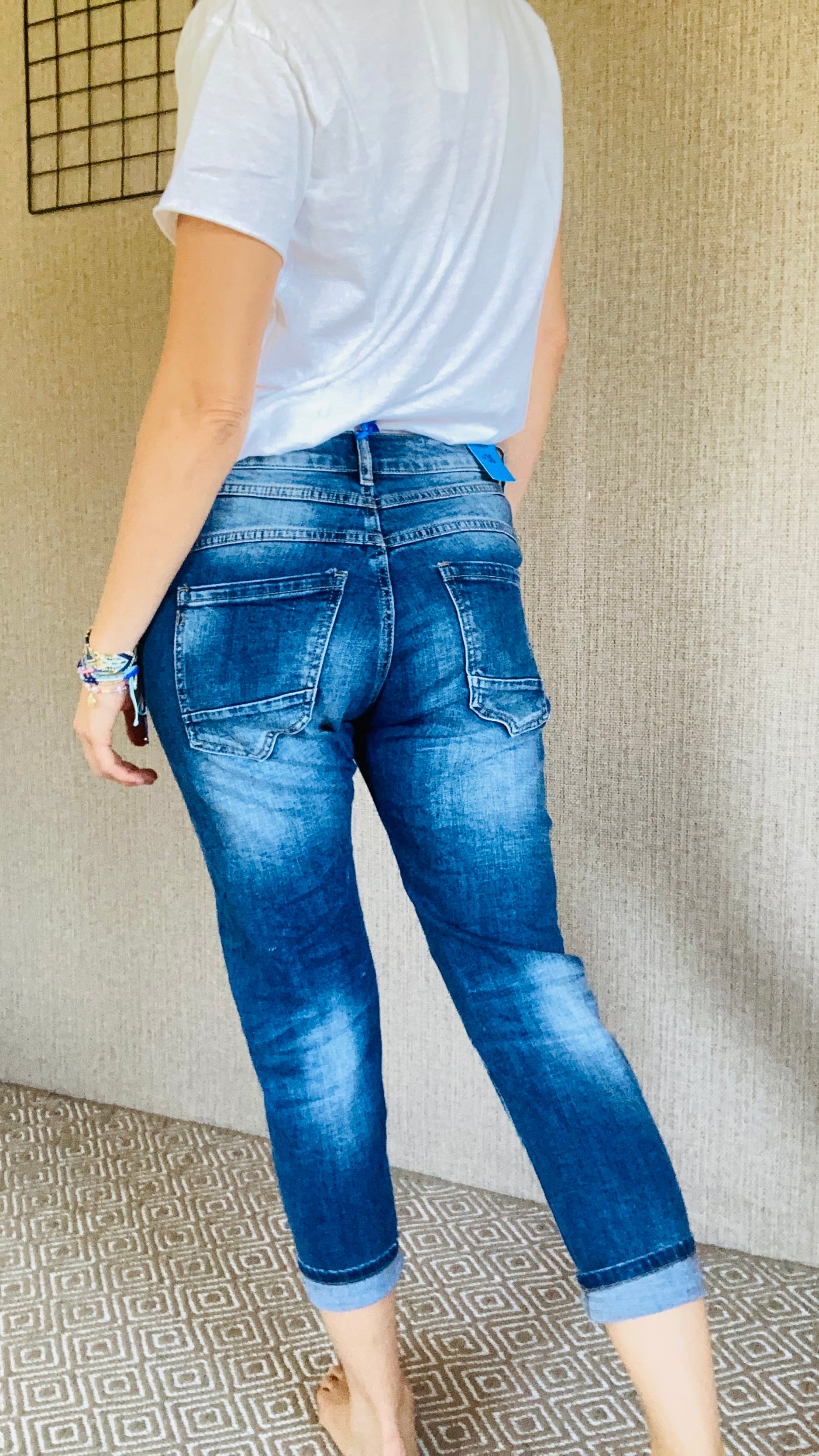 Jeans mit aufgenähten Flecken