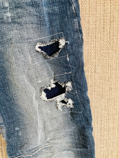 Jeans Flecke aufgenäht dunkelblau mit Löcher