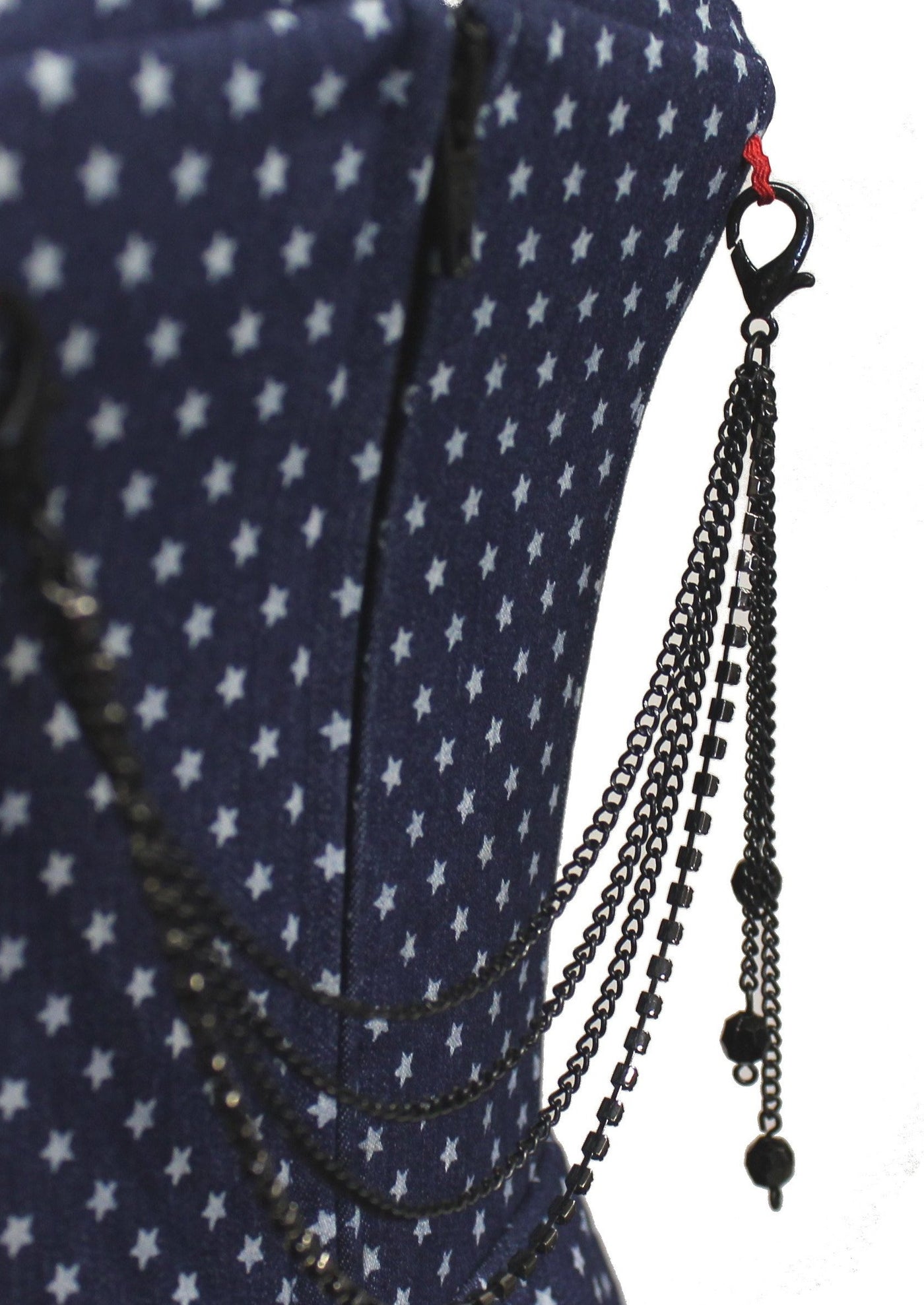 Detailansicht von einem Jeans Mieder mit Karabinerhaken in schwarz. 