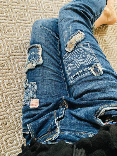 Jeans mit aufgenähten Flecken 
