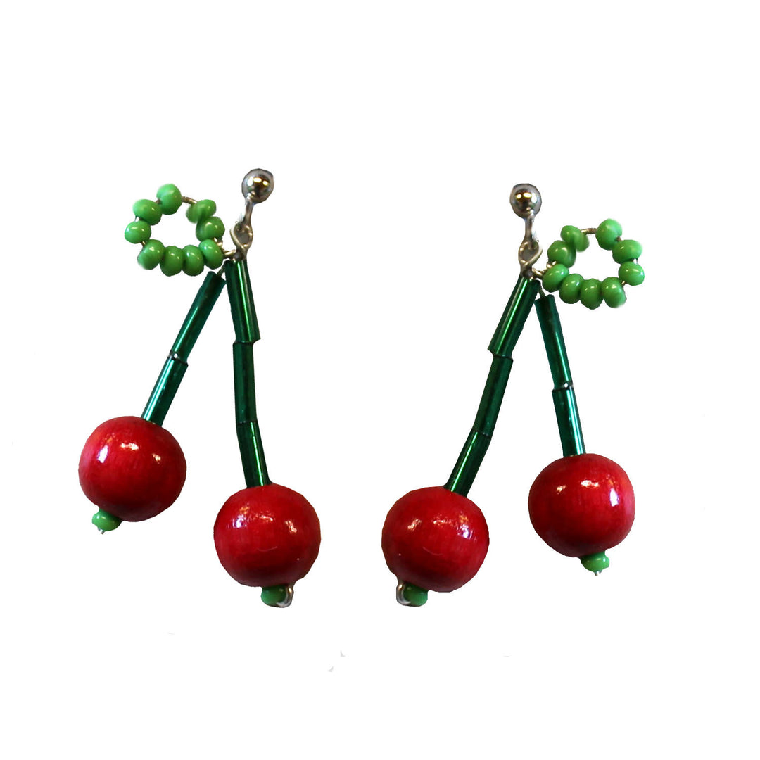 Süße und niedliche Ohrringe, die aussehen wie eine Kirsche mit Stängel und einem Blatt. Der Stängel ist dunkelgrün, das Blatt ist hellgrün und die Kirschen sind rot. Die Maße der Ohrringe sind ca. 3cm x 2cm. Der Ohrstecker ist aus 925 silber und der Kirschanhänger aus hochwertigen Metall.