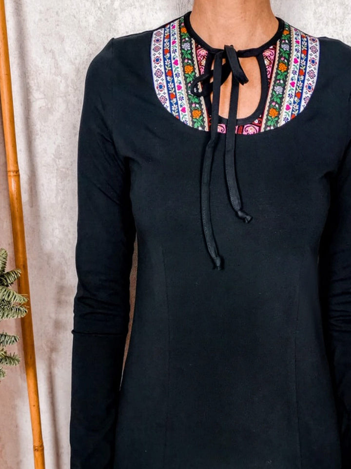 Tragebild Kleid Uschi, mit schönen bunten Borten